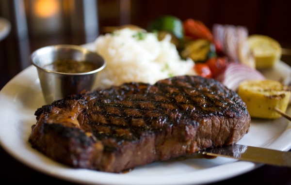 Сочный стейк с соусом