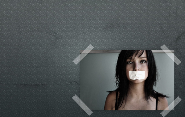 Девушка с заклеенным ртом