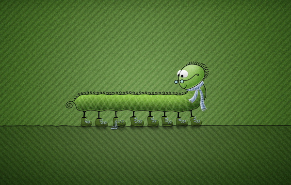 Сороконожка в очках на зеленом фоне