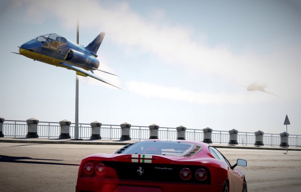 Истребитель над гоночным треком в игре Forza Horizon