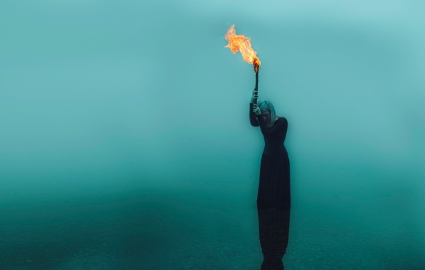 Женщина с факелом