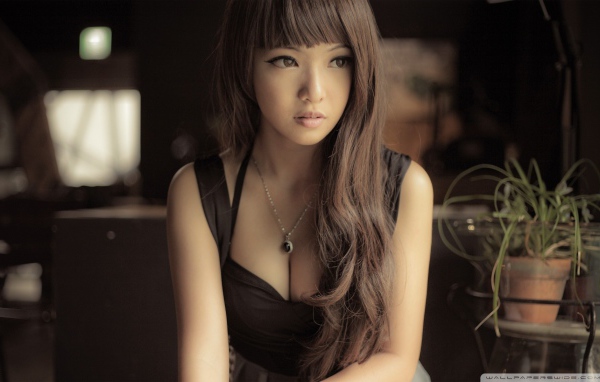 Азиатская девушка в коричневом платье