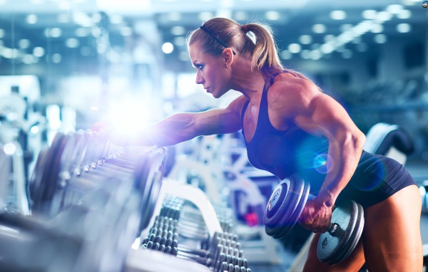 Спортивная девушка бодибилдер