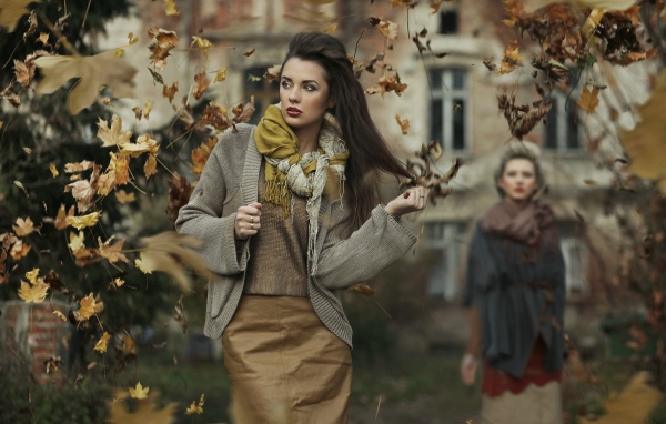 Осенняя девушка брюнетка