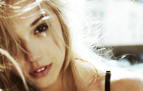 Красивая светловолосая девушка