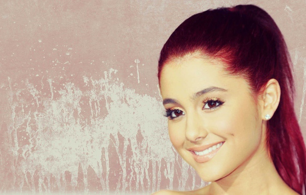 Красивая девушка Ариана Гранде