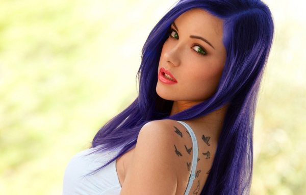 Красивая девушка с синими волосами