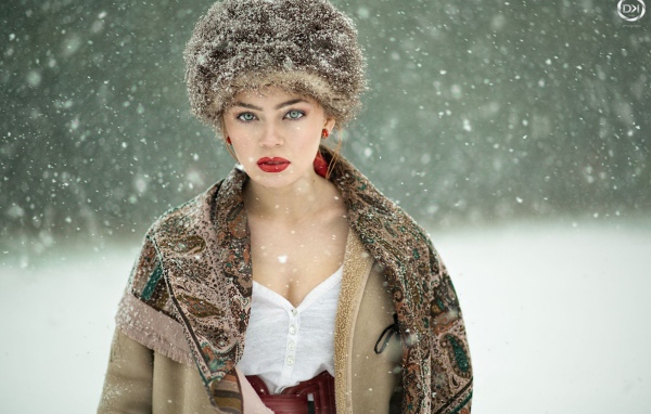 Красавица в меховой шапке