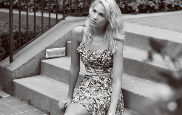 Девушка Берит Баркланд сидит на ступенях