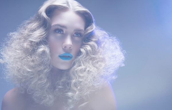 Модель блондинка с голубыми губами