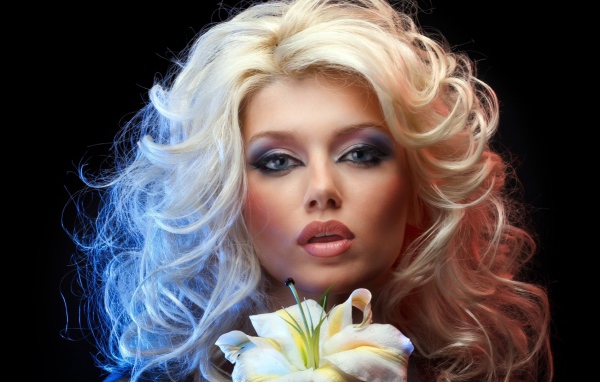 Блондинка с лилией в руках