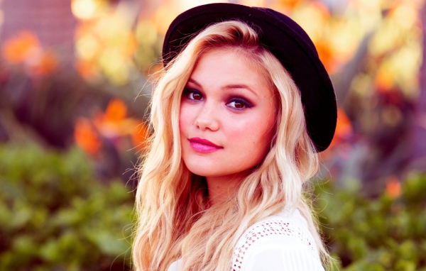 Блондинка в черной шляпе Оливия Холт