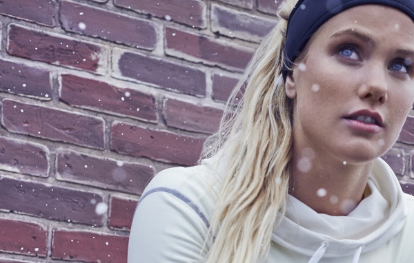 Блондинка в налобной повязке