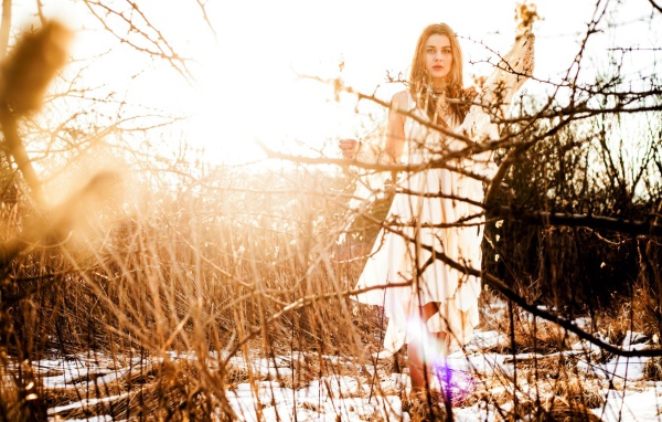 Блондинка в белом платье на снегу