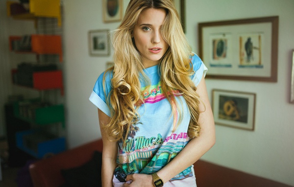 Блондинка в летней футболке