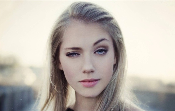 Блондинка с голубыми глазами прищурила глаз