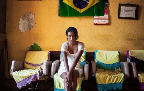 Бразильская девушка в своем доме