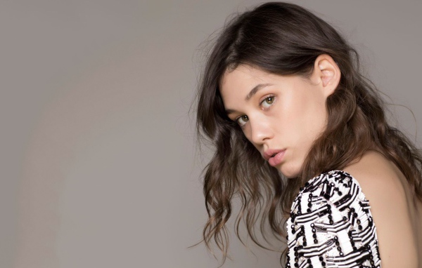 Девушка брюнетка Астрид Бергес