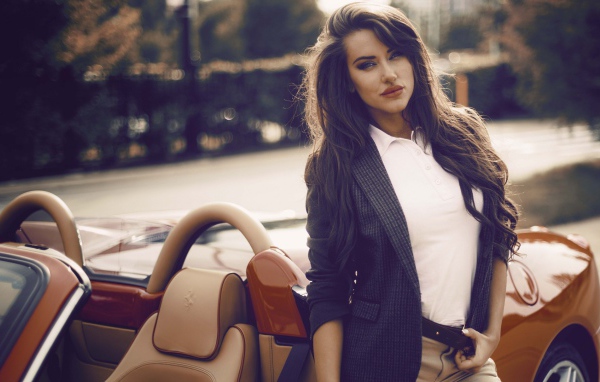 Девушка брюнетка у кабриолета Феррари