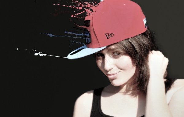 Девушка брюнетка в оригинальной кепке