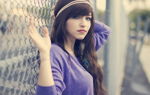 Девушка брюнетка с повязкой на голове