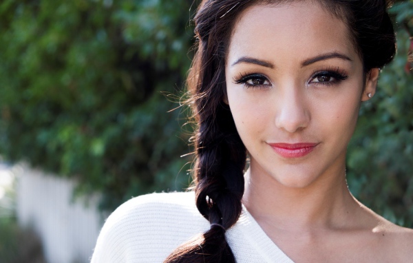 Волосы брюнетки заплетены в косу