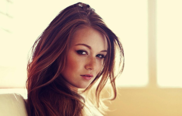 Модель брюнетка Лианна Деккер