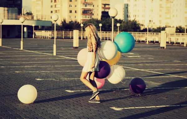 Связка воздушных шаров в руках юной девушки