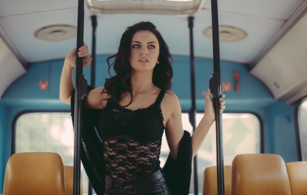 Милая девушка в автобусе