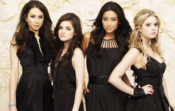 Четыре девушки в черных платьях