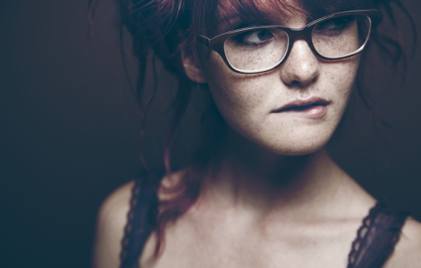 Веснушчатая девушка в очках