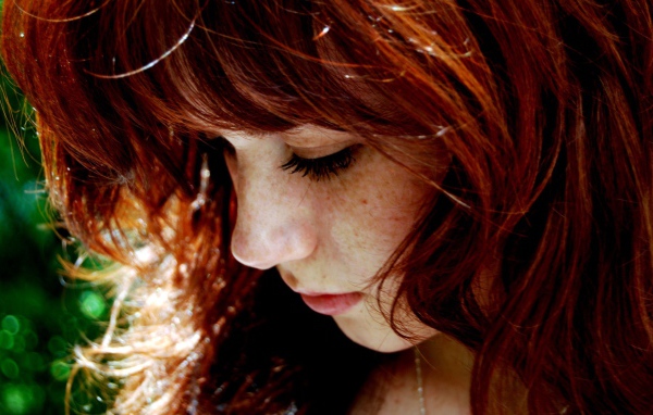 Веснушчатая рыжеволосая девушка