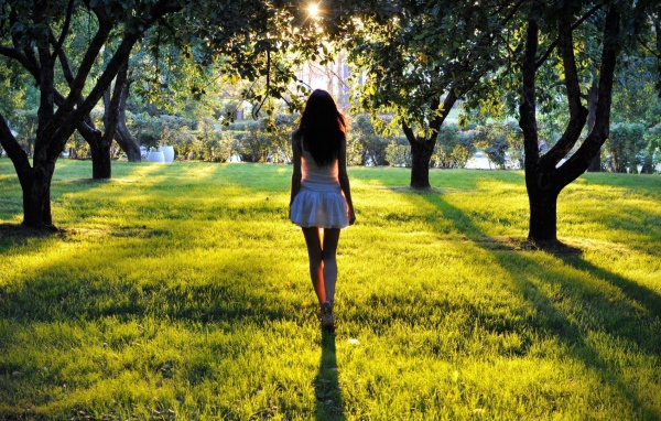 Девушка среди деревьев в парке