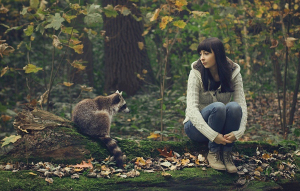 Девушка общается с опоссумом