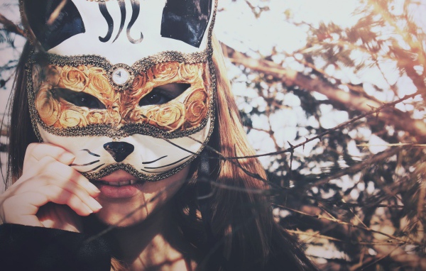 Девушка прикрыла лицо маской