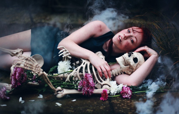 Девушка обнимает скелет