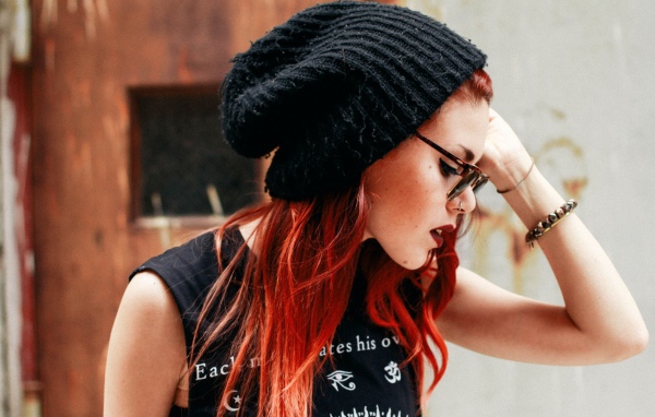 Девушка в черной вязанной шапке