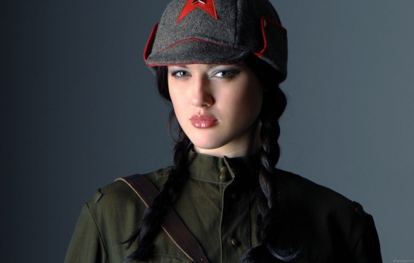 Девушка в шапке-буденовке