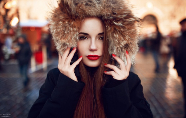 Девушка в меховом капюшоне
