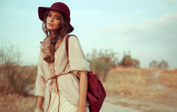 Девушка в красной шляпе