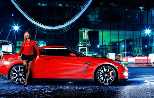 Девушка в красной куртке у автомобиля Nissan GT-R