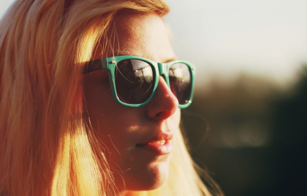 Девушка в очках в зеленой оправе