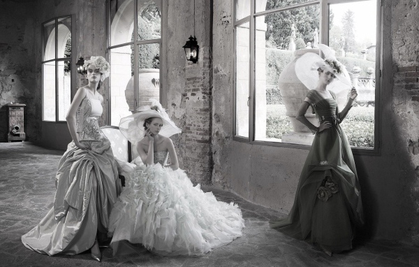 Девушки в ретро одеждах в старом доме