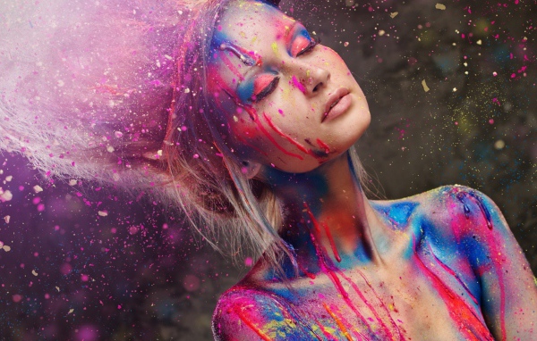 Девушка в брызгах краски