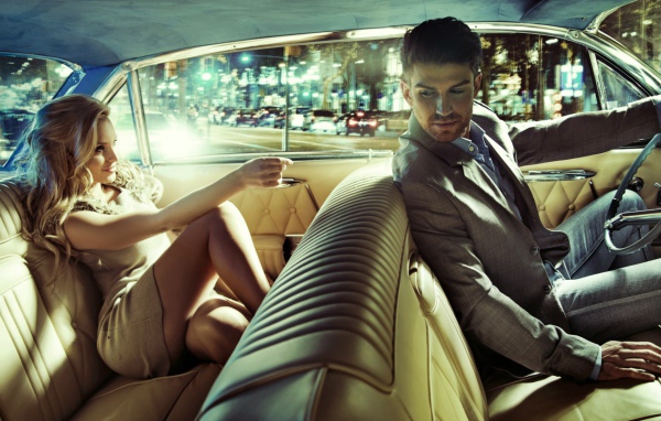 Девушка на заднем сиденье автомобиля