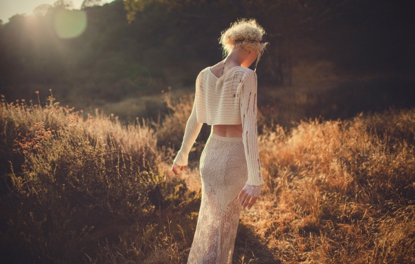 Девушка в белом наряде уходит вдаль