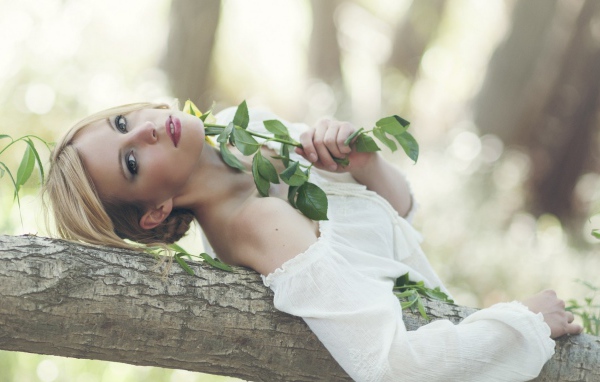Девушка в белом платья с листвой в руках
