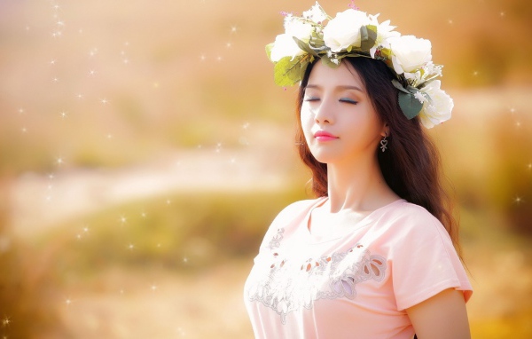 Девушка в белом венке прикрыла глаза