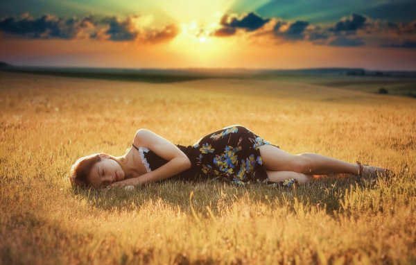 Девушка лежит на скошенном поле