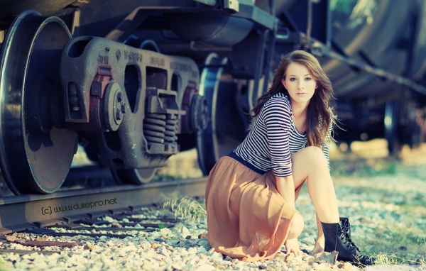 Девушка возле железной дороги